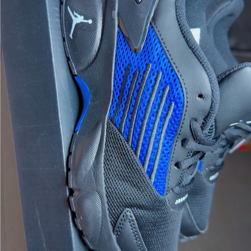 Jordan Men's Black and Blue Low-Top Sneakers